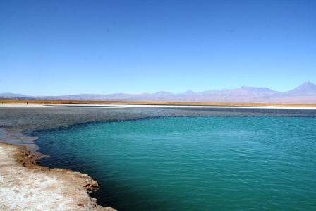 trkise Lagune in weiter Wste